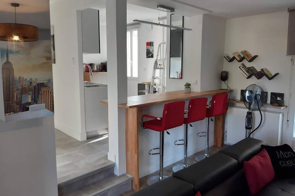 Appartement Renove Le New-York En Centre Ville - Terrasse Et Parking - Non Climatise La Roche-Chalais Exterior foto